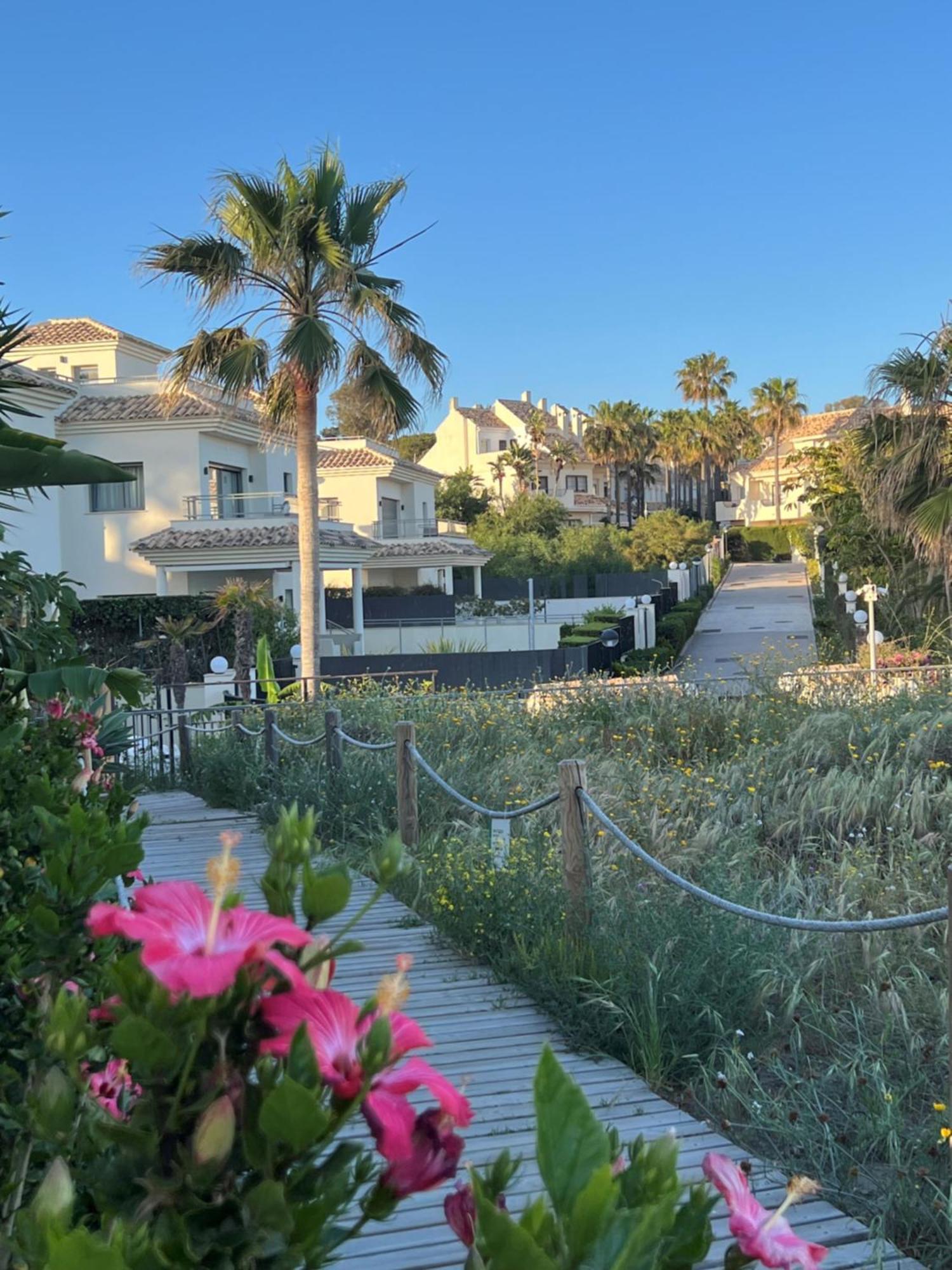 Stylish Townhouse In Beachfront Complex Marbella Exterior foto